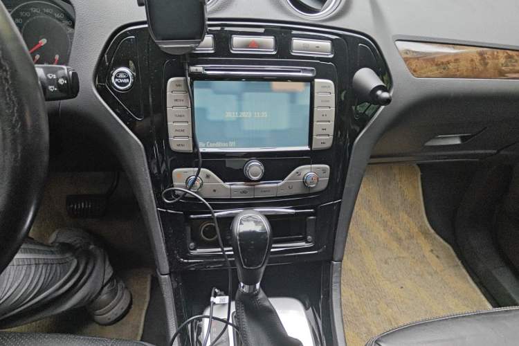 Used Ford Mondeo 2010 2.3L Luxury Version Audio And AC Panel