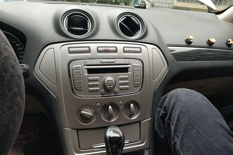 Used Ford Mondeo 2010 2.3L Fashion Edition Audio And AC Panel