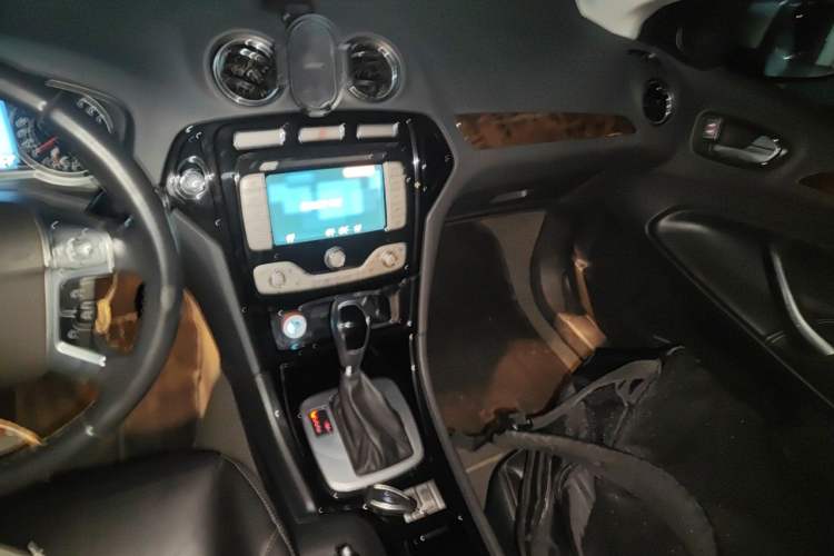 Used Ford Mondeo 2010 2.3L Luxury Version Audio And AC Panel