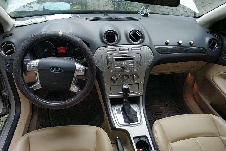 Used Ford Mondeo 2010 2.3L Fashion Edition Center Console