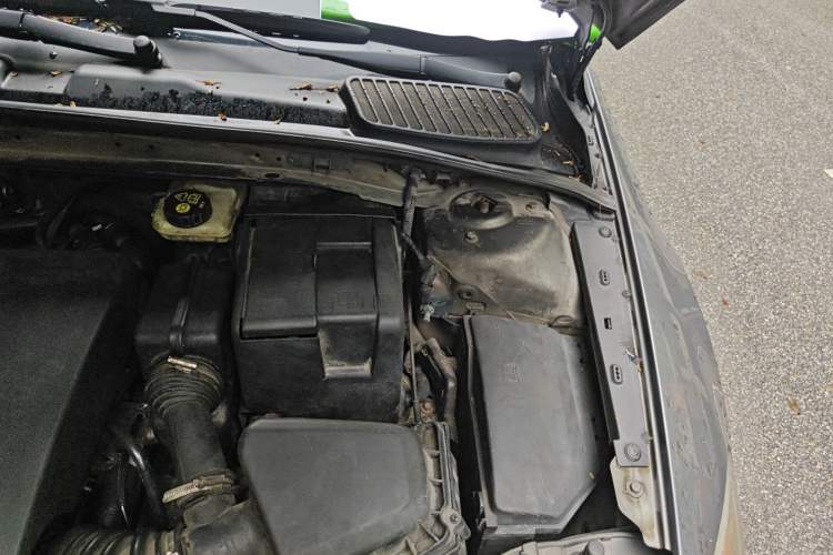 Used Ford Mondeo 2010 2.3L Luxury Version Engine Bay Left