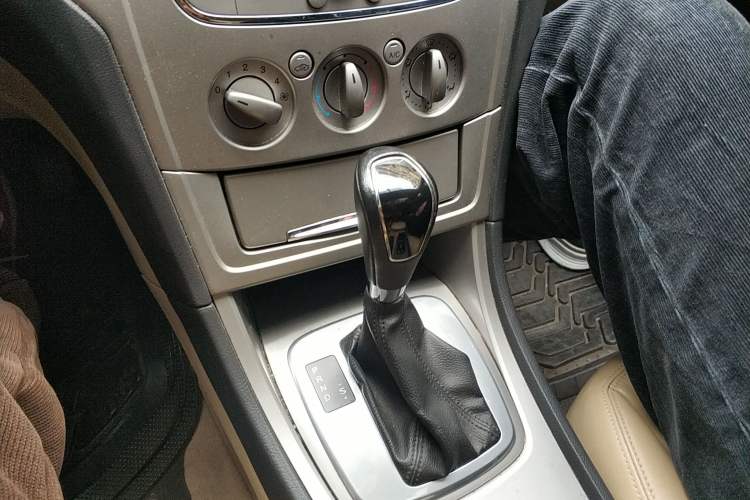 Used Ford Mondeo 2010 2.3L Fashion Edition Gear Lever