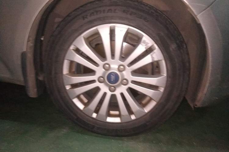 Used Ford Mondeo 2010 2.3L Fashion Edition Right Front Wheel Hub