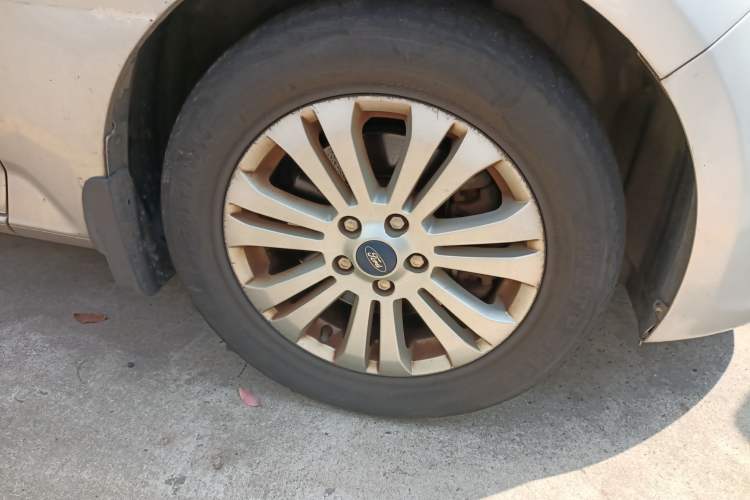 Used Ford Mondeo 2010 2.3L Fashion Edition Right Front Wheel Hub