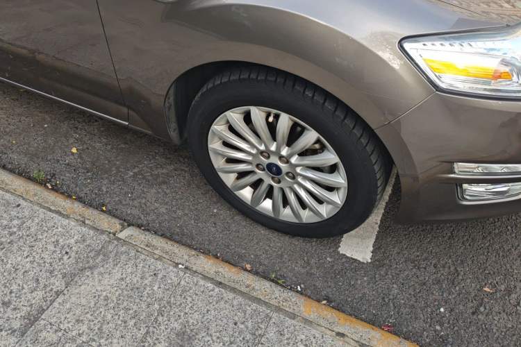 Used Ford Mondeo 2010 2.3L Luxury Sport Edition Right Front Wheel Hub