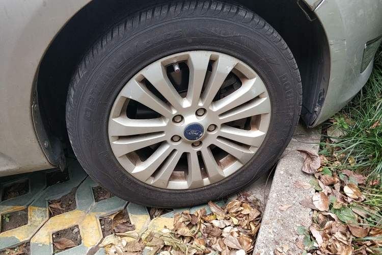 Used Ford Mondeo 2010 2.3L Fashion Edition Right Front Wheel Hub