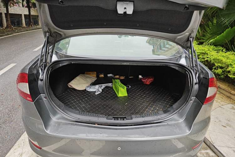 Used Ford Mondeo 2010 2.3L Luxury Version Trunk