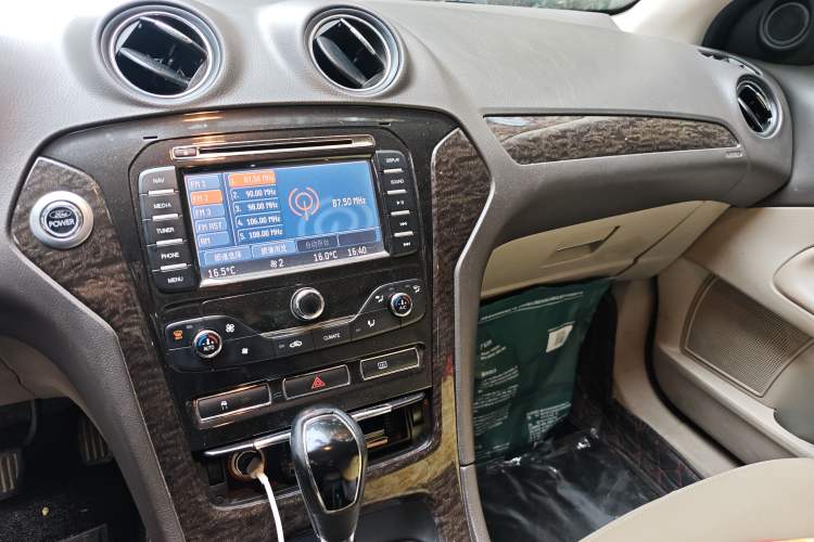 Used Ford Mondeo 2011 2.0L GTDi 200 Luxury Edition Audio And AC Panel