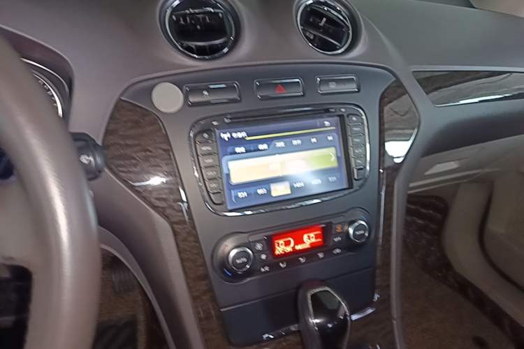 Used Ford Mondeo 2011 2.0L GTDi 200 Fashion Edition Audio And AC Panel
