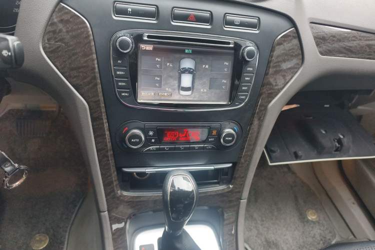 Used Ford Mondeo 2011 2.0L GTDi 200 Fashion Edition Audio And AC Panel