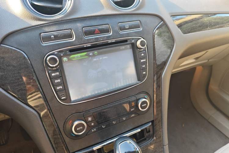 Used Ford Mondeo 2011 2.0L GTDi 200 Fashion Edition Audio And AC Panel