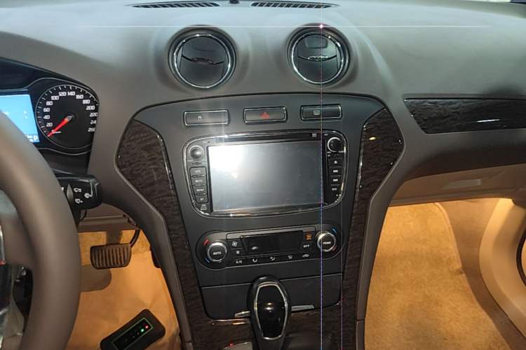 Used Ford Mondeo 2011 2.0L GTDi 200 Fashion Edition Audio And AC Panel