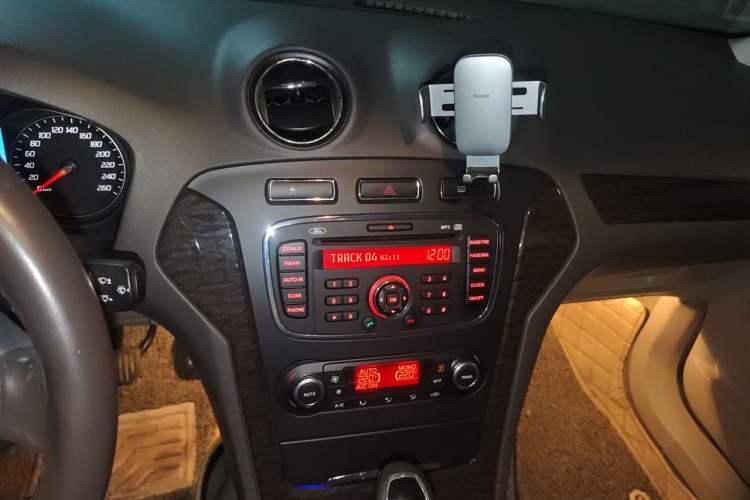 Used Ford Mondeo 2011 2.0L GTDi 200 Fashion Edition Audio And AC Panel