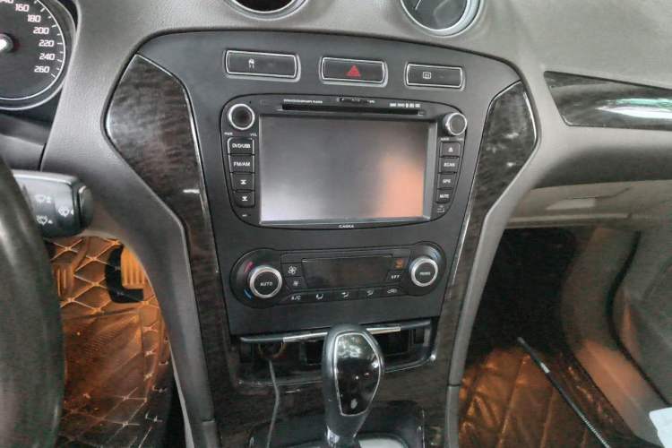 Used Ford Mondeo 2011 2.0L GTDi 200 Fashion Edition Audio And AC Panel