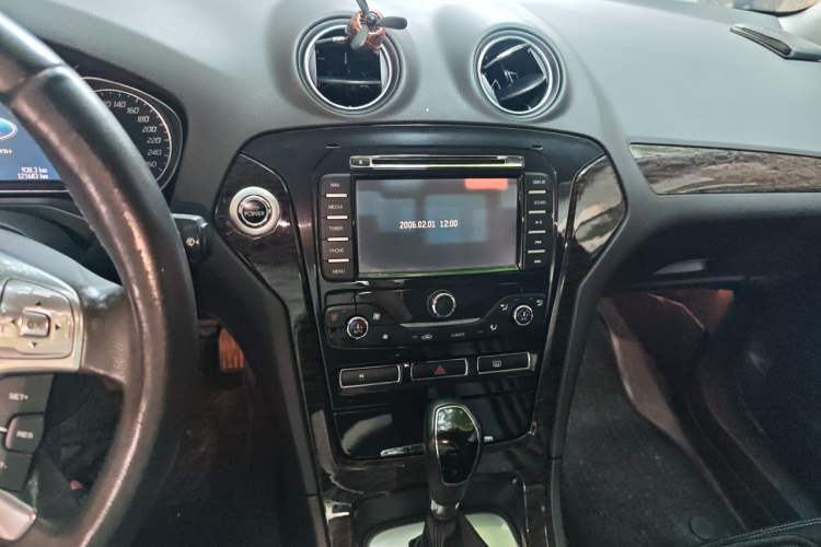 Used Ford Mondeo 2011 2.0L GTDi 200 Luxury Edition Audio And AC Panel