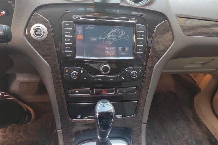 Used Ford Mondeo 2011 2.0L GTDi 200 Luxury Edition Audio And AC Panel