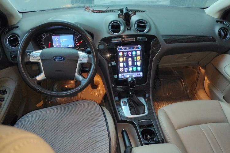 Used Ford Mondeo 2011 2.0L GTDi 200 Fashion Edition Center Console