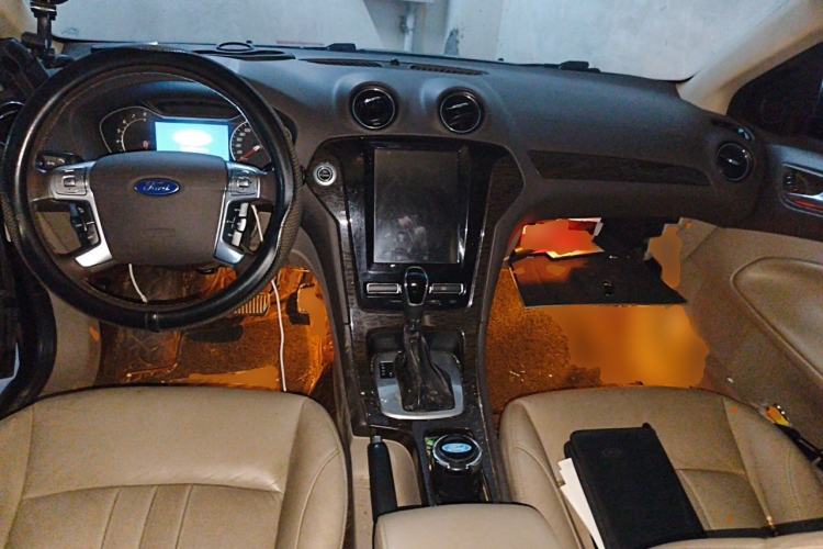 Used Ford Mondeo 2011 2.3L Luxury Model Center Console