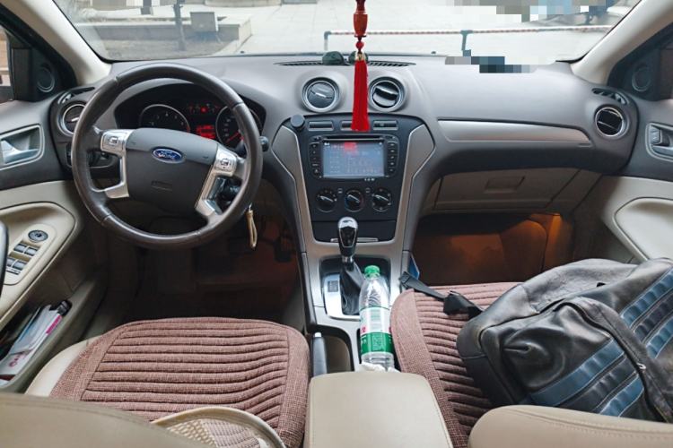 Used Ford Mondeo 2011 2.3L Fashion Edition Center Console