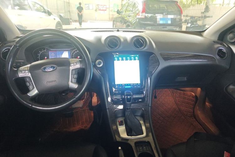 Used Ford Mondeo 2011 2.3L Luxury Model Center Console