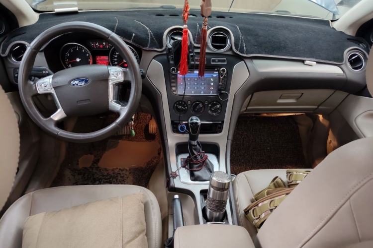 Used Ford Mondeo 2011 2.3L Fashion Edition Center Console