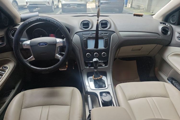 Used Ford Mondeo 2011 2.3L Luxury Model Center Console