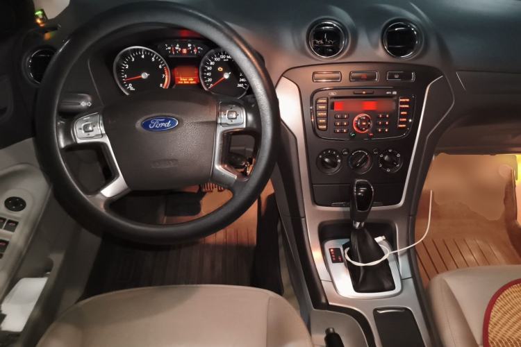 Used Ford Mondeo 2011 2.3L Fashion Edition Center Console
