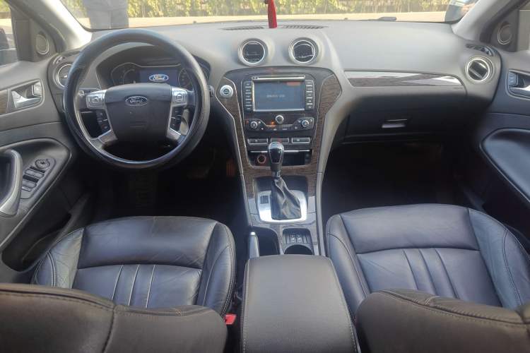 Used Ford Mondeo 2011 2.0L GTDi 200 Luxury Edition Center Console