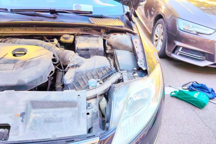 Used Ford Mondeo 2011 2.0L GTDi 200 Fashion Edition Engine Bay Left