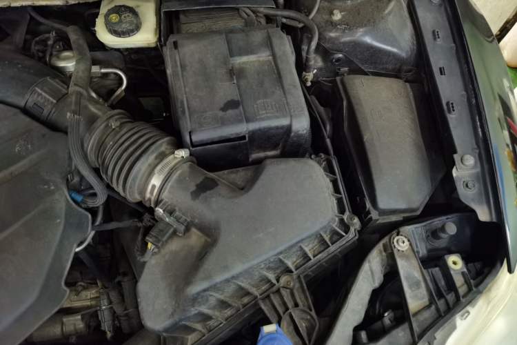 Used Ford Mondeo 2011 2.0L GTDi 200 Fashion Edition Engine Bay Left