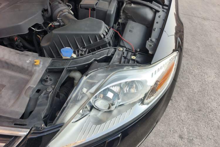 Used Ford Mondeo 2011 2.0L GTDi 200 Luxury Edition Engine Bay Left