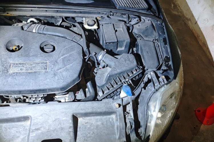 Used Ford Mondeo 2011 2.0L GTDi 200 Luxury Edition Engine Bay Left