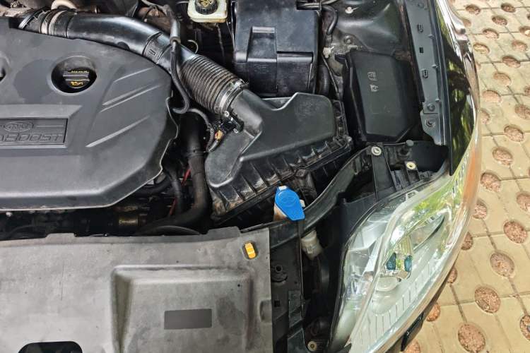 Used Ford Mondeo 2011 2.0L GTDi 200 Luxury Edition Engine Bay Left