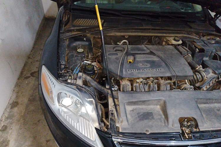 Used Ford Mondeo 2011 2.3L Luxury Model Engine Bay Right
