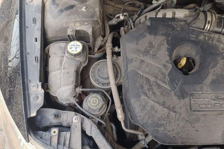 Used Ford Mondeo 2011 2.0L GTDi240 Ultimate Edition Engine Bay Right