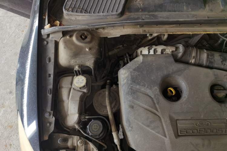 Used Ford Mondeo 2011 2.0L GTDi 200 Luxury Edition Engine Bay Right