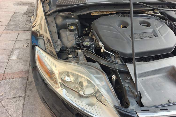 Used Ford Mondeo 2011 2.0L GTDi 200 Luxury Edition Engine Bay Right