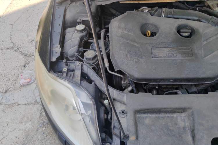 Used Ford Mondeo 2011 2.0L GTDi240 Ultimate Edition Engine Bay Right