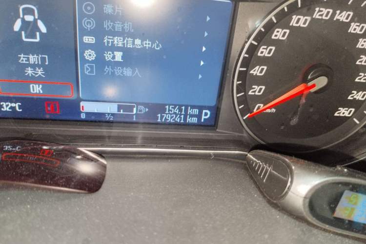 Used Ford Mondeo 2011 2.0L GTDi 200 Luxury Edition Odometer Close Up