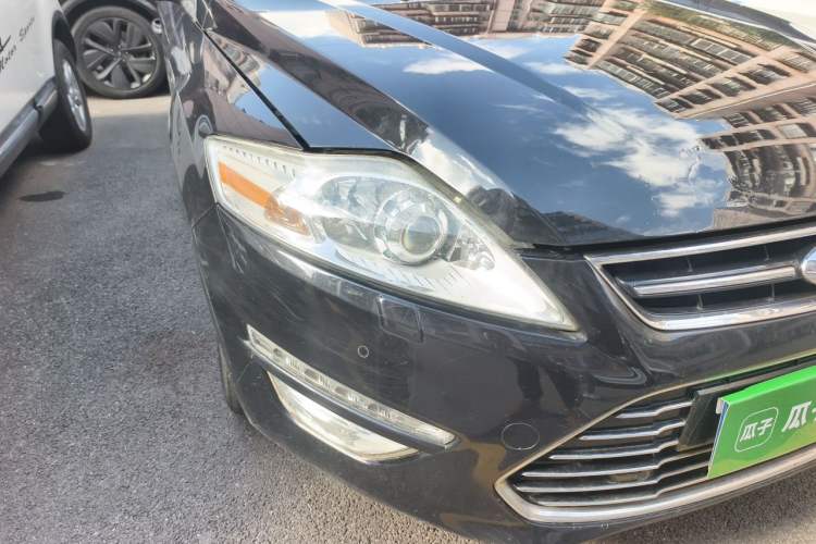 Used Ford Mondeo 2011 2.0L GTDi240 Ultimate Edition Right Front Headlight