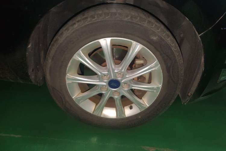 Used Ford Mondeo 2011 2.3L Fashion Edition Right Front Wheel Hub