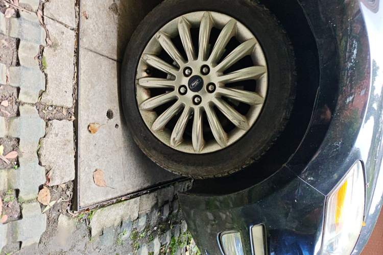 Used Ford Mondeo 2011 2.0L GTDi 200 Luxury Edition Right Front Wheel Hub