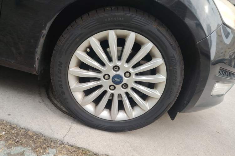 Used Ford Mondeo 2011 2.0L GTDi 200 Luxury Edition Right Front Wheel Hub