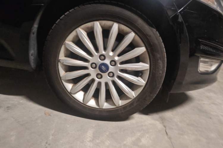 Used Ford Mondeo 2011 2.0L GTDi 200 Fashion Edition Right Front Wheel Hub