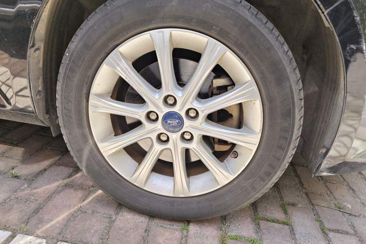 Used Ford Mondeo 2011 2.3L Fashion Edition Right Front Wheel Hub