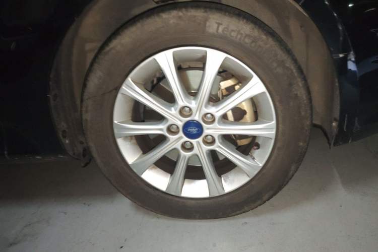 Used Ford Mondeo 2011 2.3L Fashion Edition Right Front Wheel Hub
