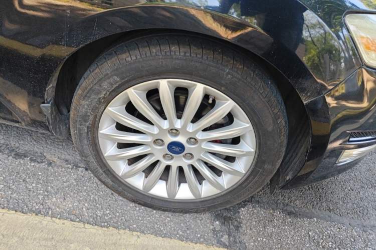 Used Ford Mondeo 2011 2.0L GTDi 200 Luxury Edition Right Front Wheel Hub