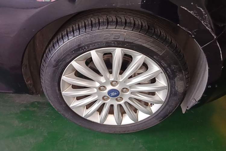 Used Ford Mondeo 2011 2.0L GTDi 200 Fashion Edition Right Front Wheel Hub