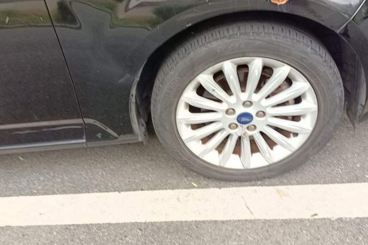 Used Ford Mondeo 2011 2.0L GTDi 200 Fashion Edition Right Front Wheel Hub