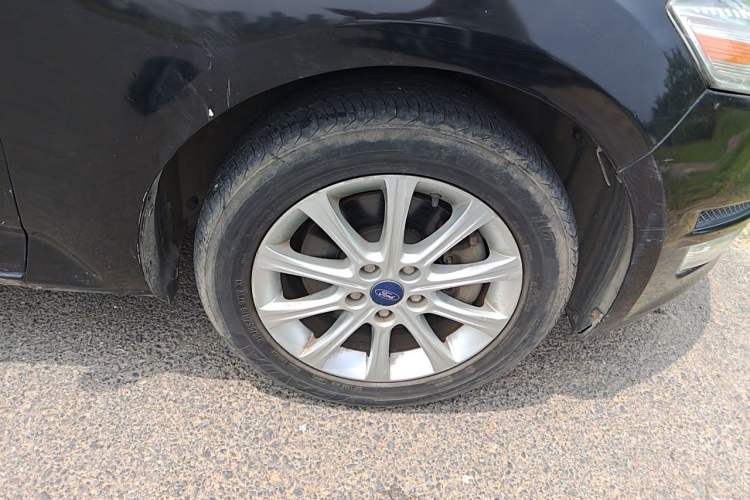 Used Ford Mondeo 2011 2.3L Fashion Edition Right Front Wheel Hub